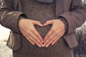 معرفة فوائد القرنفل للمرأة الحامل